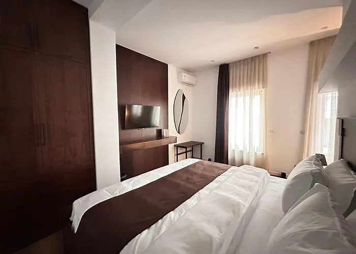 Palazzo Roma- Luxury Leading 4* 티라나